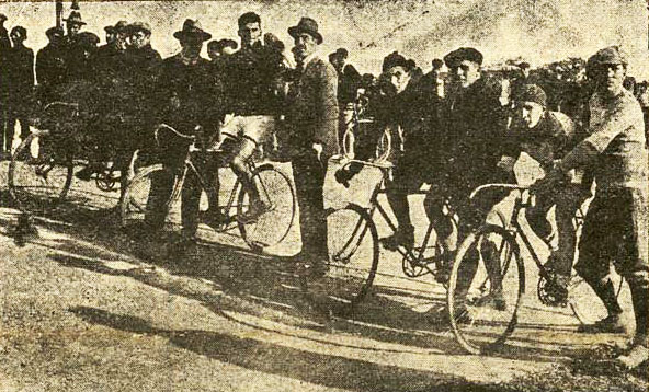 Колоездачи, 1925 г.