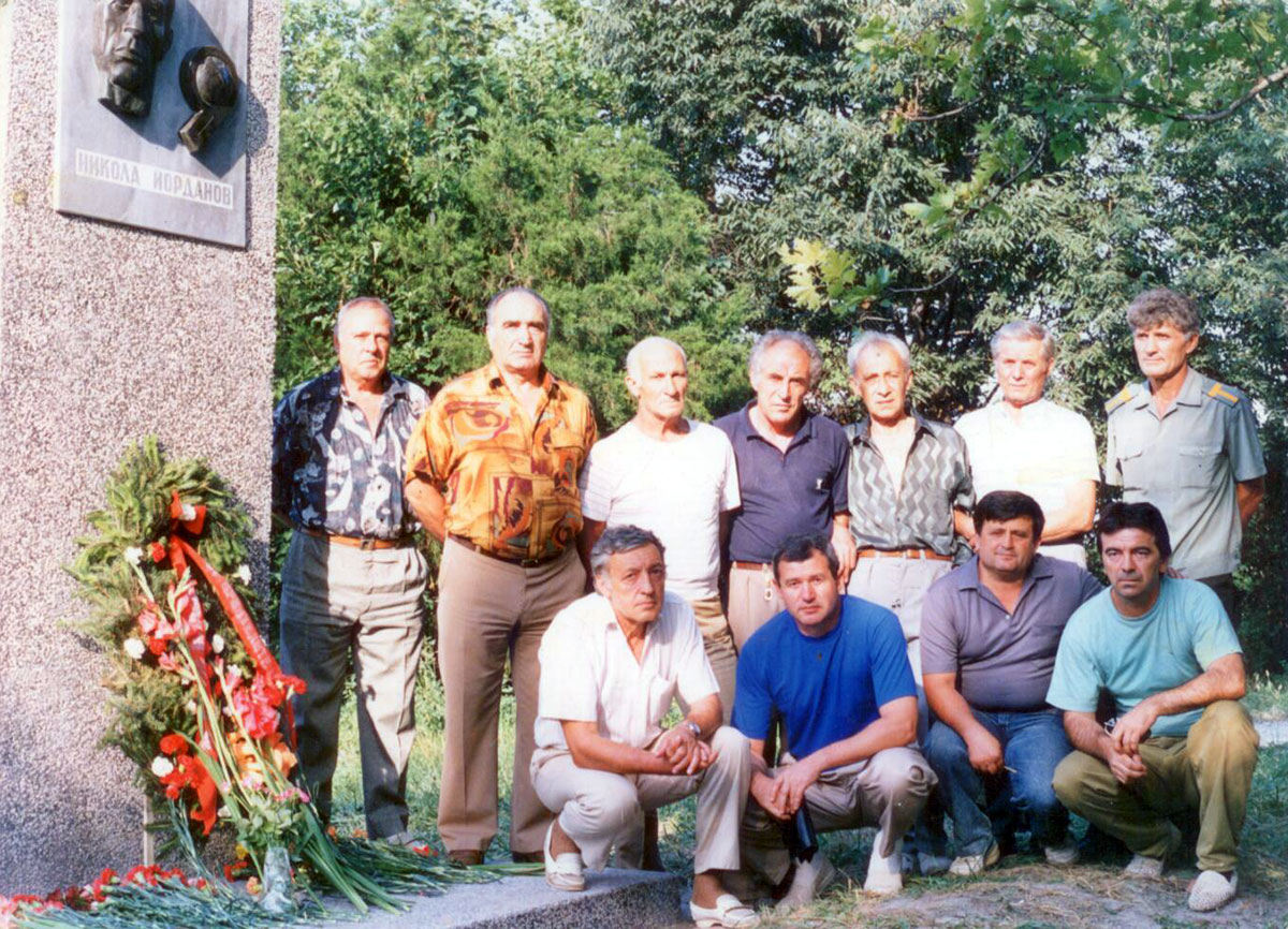 Пред паметника на Никола Йорданов
